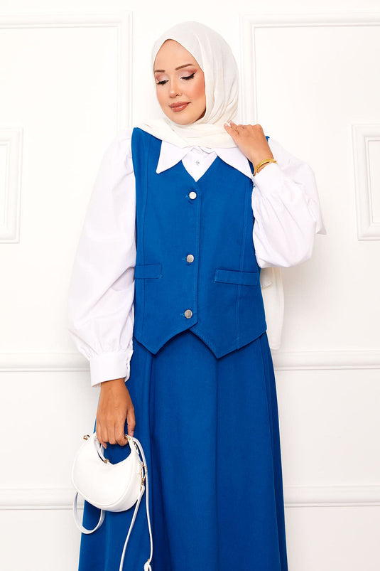 Costume deux pièces bleu avec gilet et jupe à trois boutons