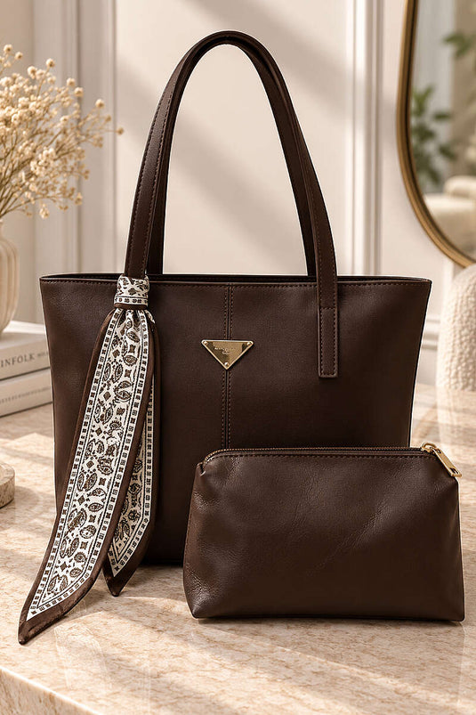 Bolso De Hombro Con Accesorio Triangular En Café Quemado