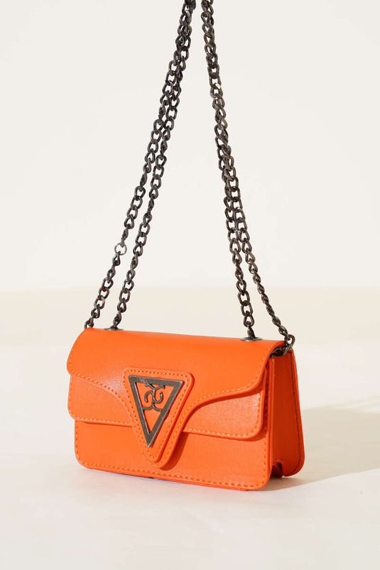 حقيبة برتقالية بحزام سلسلة وشعار مثلث