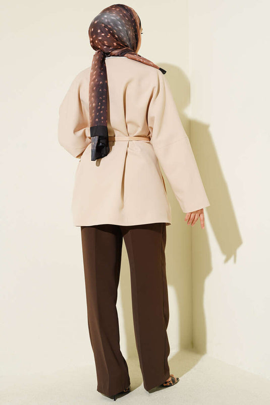 Giacca beige con cintura e maniche lunghe