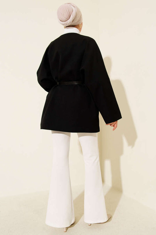 جاكيت أسود بأكمام طويلة وحزام