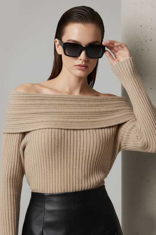 كنزة صوفية بأكمام طويلة وياقة مادونا باللون الأخضر الزيتوني