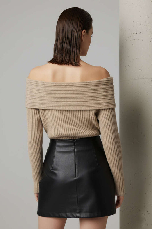 كنزة صوفية بأكمام طويلة وياقة مادونا باللون الأخضر الزيتوني