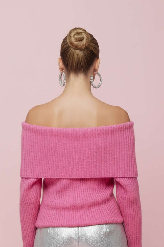 كنزة صوفية وردية اللون بأكمام طويلة وياقة مادونا