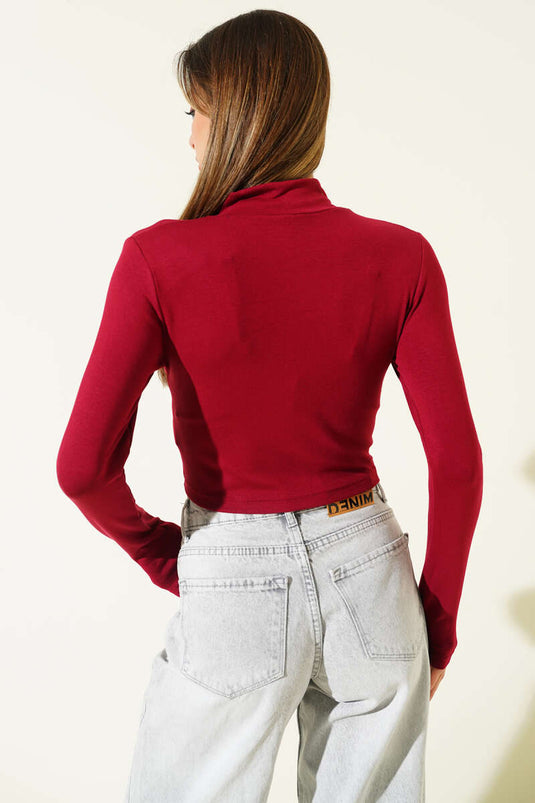 Chemisier bordeaux à manches longues et demi-zip.