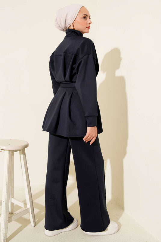 طقم مكون من قطعتين مع قلادة طويلة وحزام، باللون الأزرق الداكن