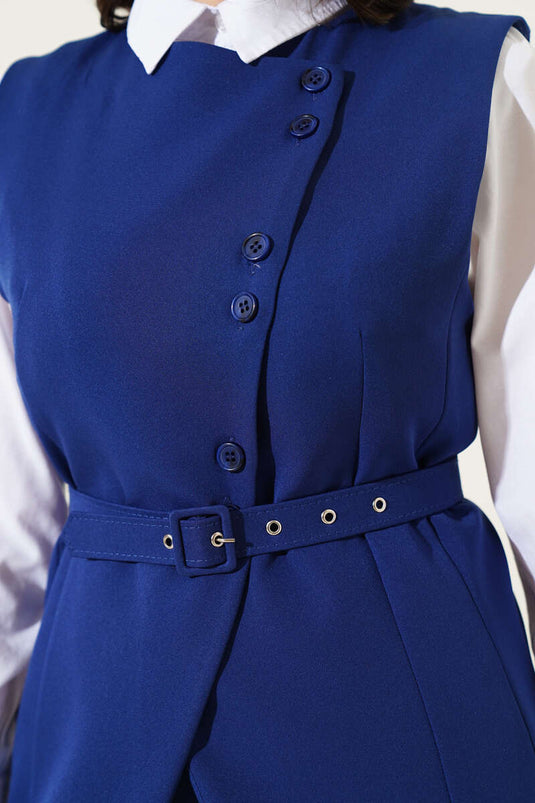 بدلة مكونة من قطعتين ذات أزرار متقاطعة وصدرية طويلة باللون الأزرق الداكن