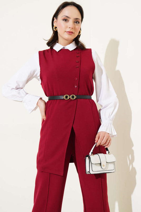 بدلة من قطعتين بحزام وسترة طويلة باللون الأحمر الداكن
