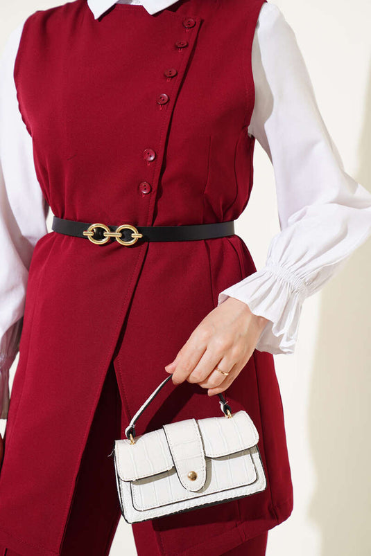 بدلة من قطعتين بحزام وسترة طويلة باللون الأحمر الداكن