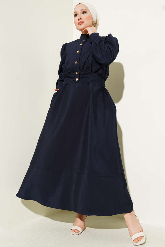 بدلة مكونة من قطعتين، سترة وصدرية بفتحة رقبة على شكل حرف V، باللون الأزرق الداكن