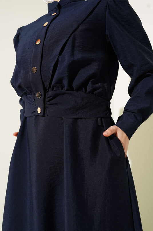 بدلة مكونة من قطعتين، سترة وصدرية بفتحة رقبة على شكل حرف V، باللون الأزرق الداكن