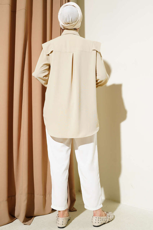 قميص بيج بتفاصيل على شكل حرف V