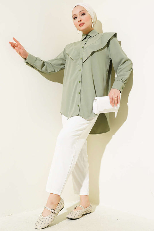 قميص مفصل على شكل حرف V باللون الأخضر اللوزي