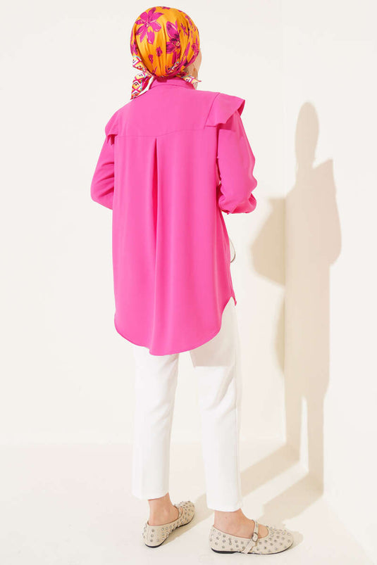 قميص فوشيا بتفاصيل على شكل حرف V