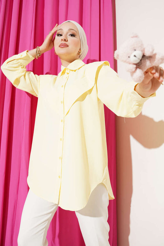 قميص أصفر بتفاصيل على شكل حرف V