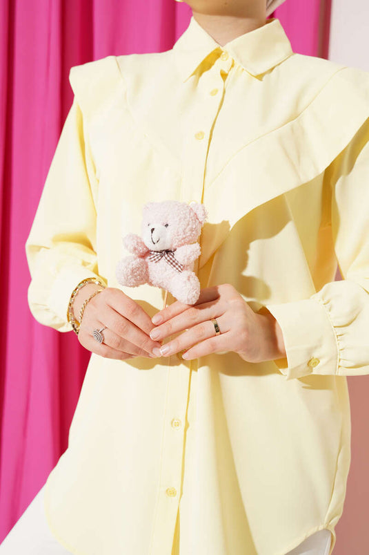 قميص أصفر بتفاصيل على شكل حرف V