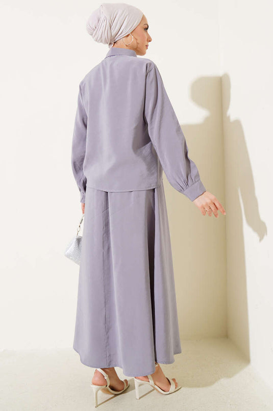 Ensemble deux pièces gris à jupe et découpe en V