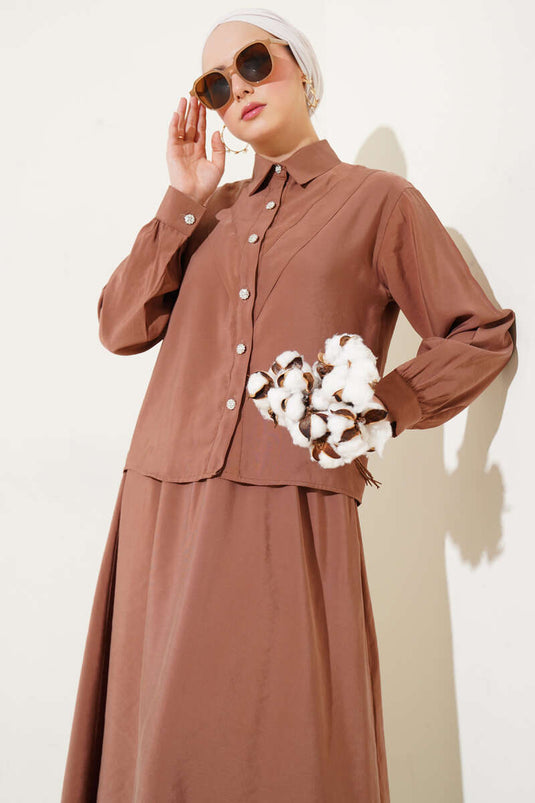 Ensemble deux pièces marron à jupe et coutures en V