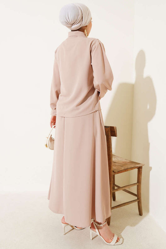 بدلة من قطعتين بتنورة على شكل حرف V من لاتيه