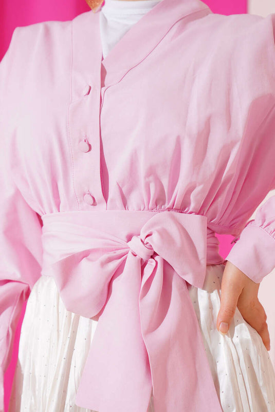 قميص قصير برباط على شكل حرف V باللون الوردي