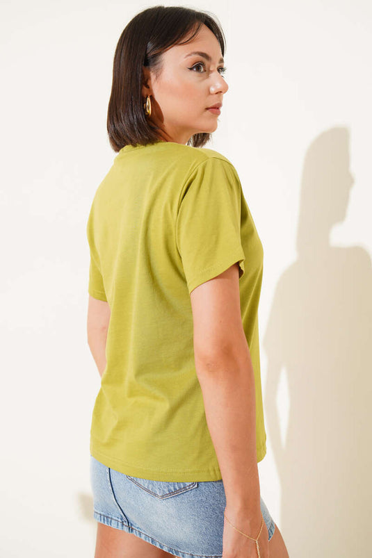 تيشيرت أساسي بياقة على شكل حرف V، لون زيتوني