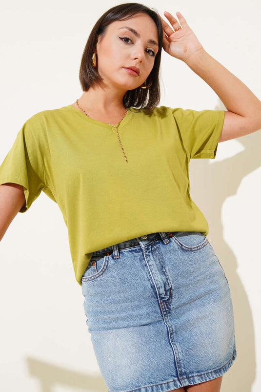 تيشيرت أساسي بياقة على شكل حرف V، لون زيتوني