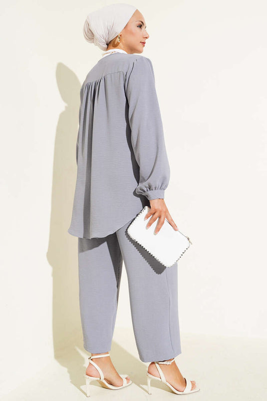 بدلة أيروبين بريطانية من قطعتين برقبة على شكل حرف V وأزرار باللون الرمادي