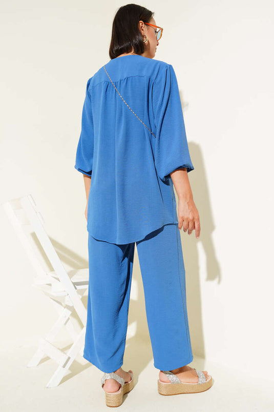 بدلة أيروبين بريطانية من قطعتين بفتحة على شكل حرف V وأزرار باللون النيلي