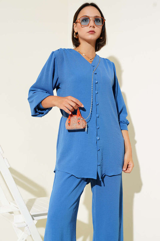 بدلة أيروبين بريطانية من قطعتين بفتحة على شكل حرف V وأزرار باللون النيلي