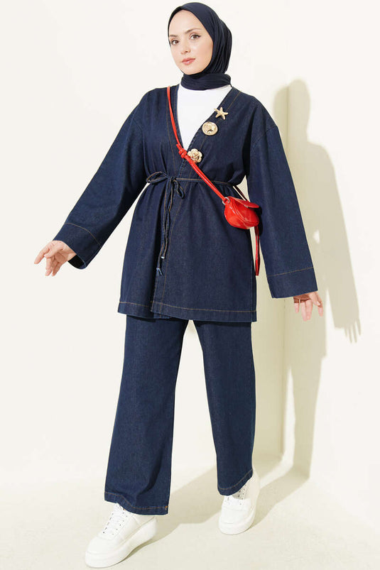 Completo In Denim Con Scollo A V E Spilla In Blu Scuro
