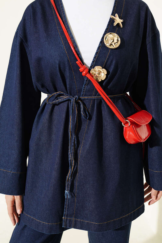 Completo In Denim Con Scollo A V E Spilla In Blu Scuro