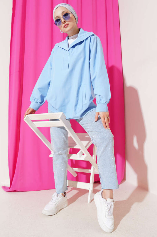 تونيك أزرق بفتحة رقبة على شكل حرف V