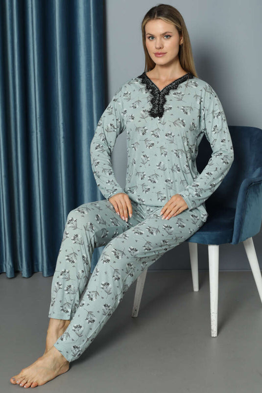 طقم بيجامة من الدانتيل بفتحة رقبة على شكل حرف V باللون الأخضر اللوزي