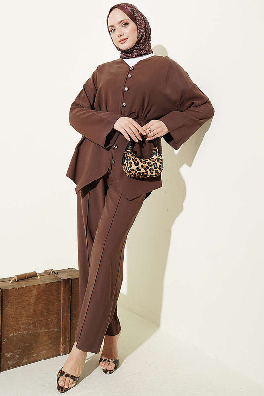 طقم ثنائي بياقة V وأزرار باللون البني