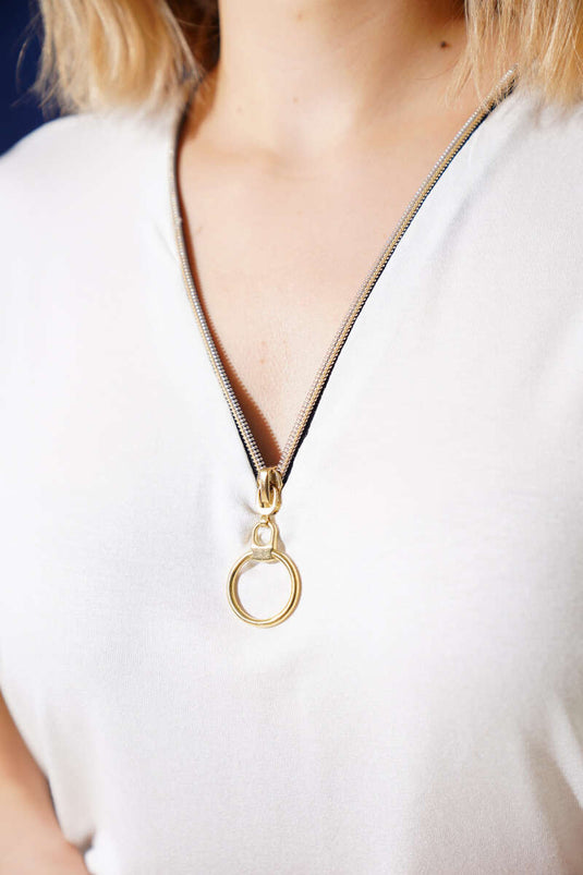 بلوزة بأكمام قصيرة وسحاب وفتحة رقبة على شكل حرف V بلون بيج فاتح