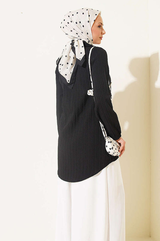 Schwarzer Kimono Mit V-Ausschnitt Und Rüschen
