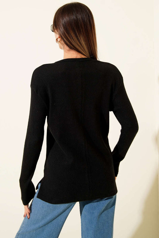 بلوزة من قماش الكاشيه مضلعة بياقة على شكل حرف V باللون الأسود