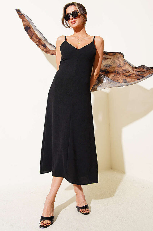 Robe midi noire à bretelles fines et col en V