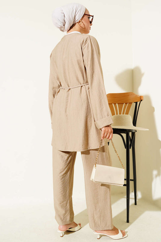 بدلة من قطعتين برقبة على شكل حرف V وحزام من لاتيه