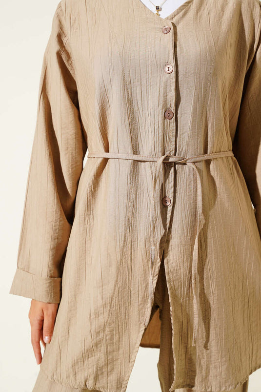 بدلة من قطعتين برقبة على شكل حرف V وحزام من لاتيه