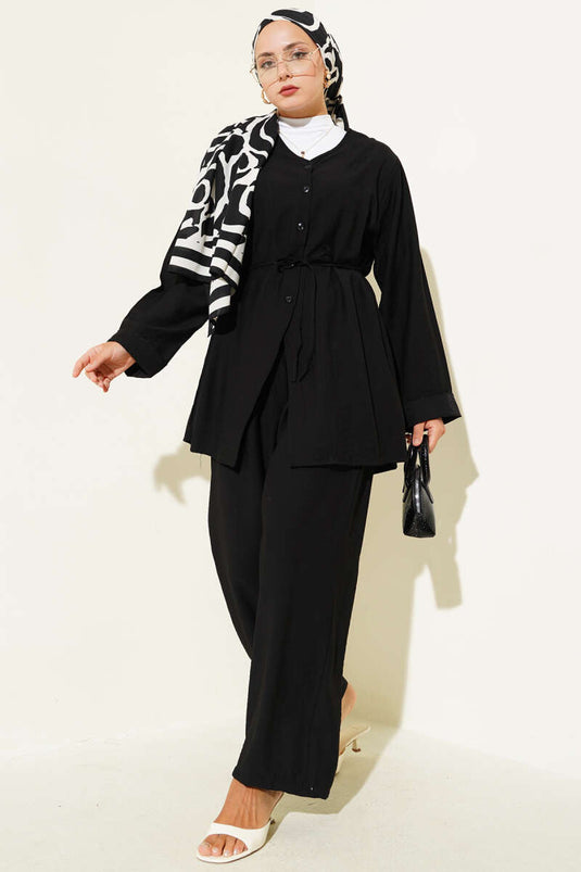 بدلة سوداء من قطعتين برقبة على شكل حرف V وحزام