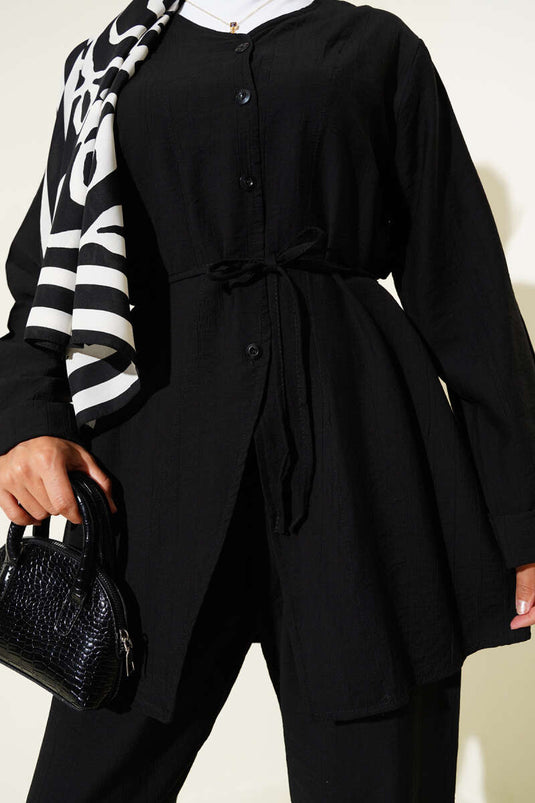 بدلة سوداء من قطعتين برقبة على شكل حرف V وحزام