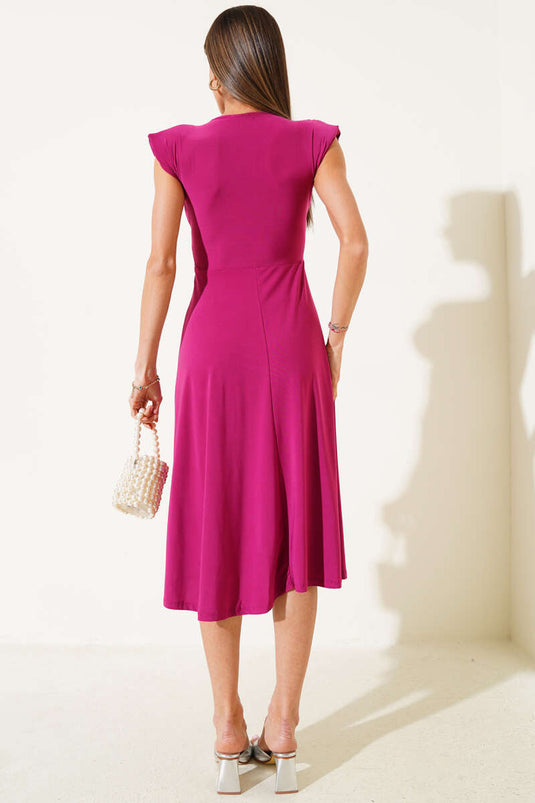 Robe midi magenta à col en V et épaulettes, couleur sable.