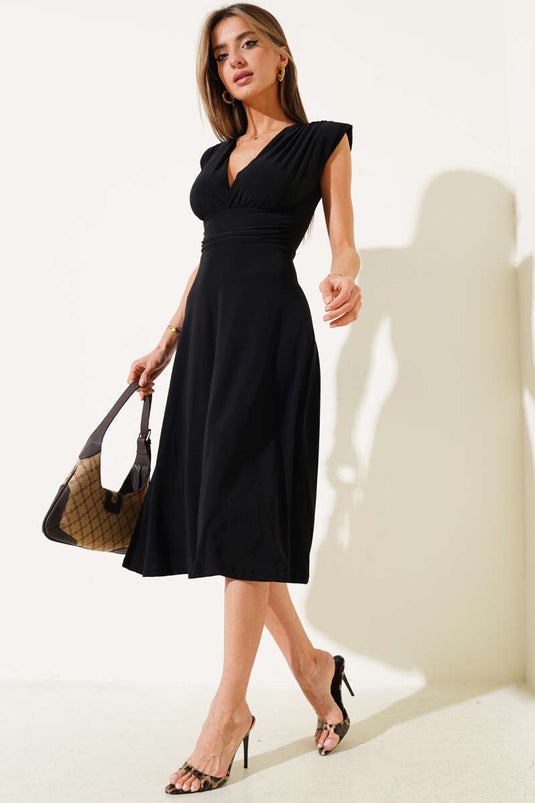 Robe midi Sandy noire à col V et épaulettes.