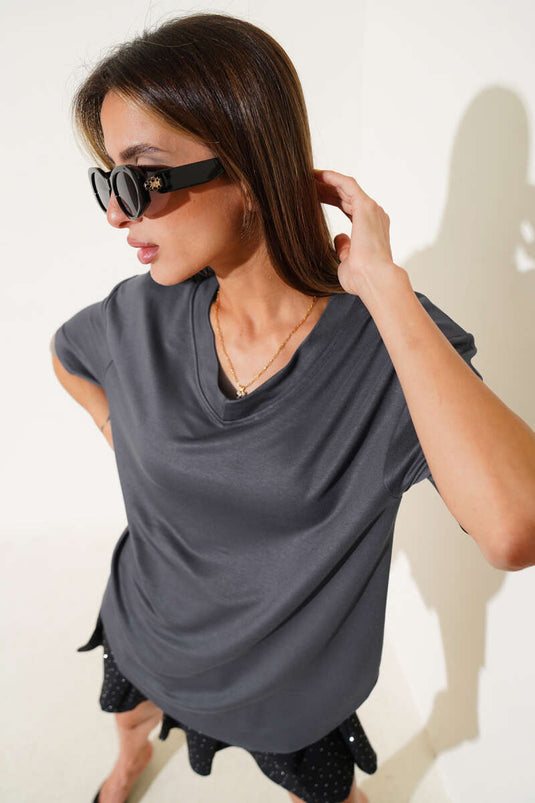 تيشيرت رمادي داكن بياقة على شكل حرف V وقصة بيضاوية