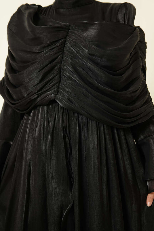 Robe de soirée noire drapée avec volant et détail volanté