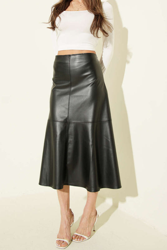 تنورة متوسطة الطول جلدية بسحاب عند الخصر وتزيين بالكشكش باللون الأسود