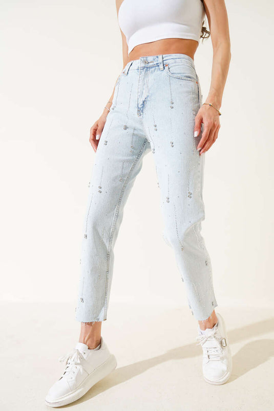 بنطلون جينز قصير الحافة مزين بمسامير مطرية، لون أزرق ثلجي