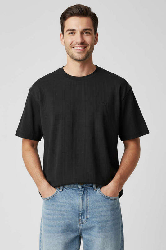 T-shirt uomo nera con motivo labirinto e scollo a V