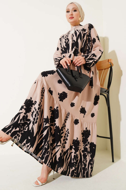 فستان بنقشة لاتيه مع ربطة عنق